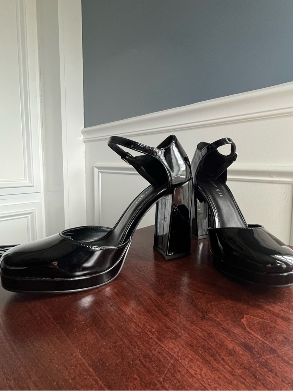 Madden Girl Black Heels
Size 7M